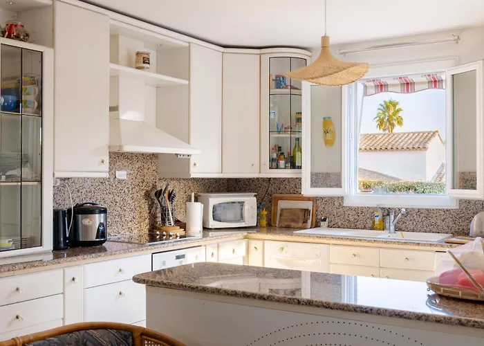 Villa 130m2, Near St-tropez, Direct Access *